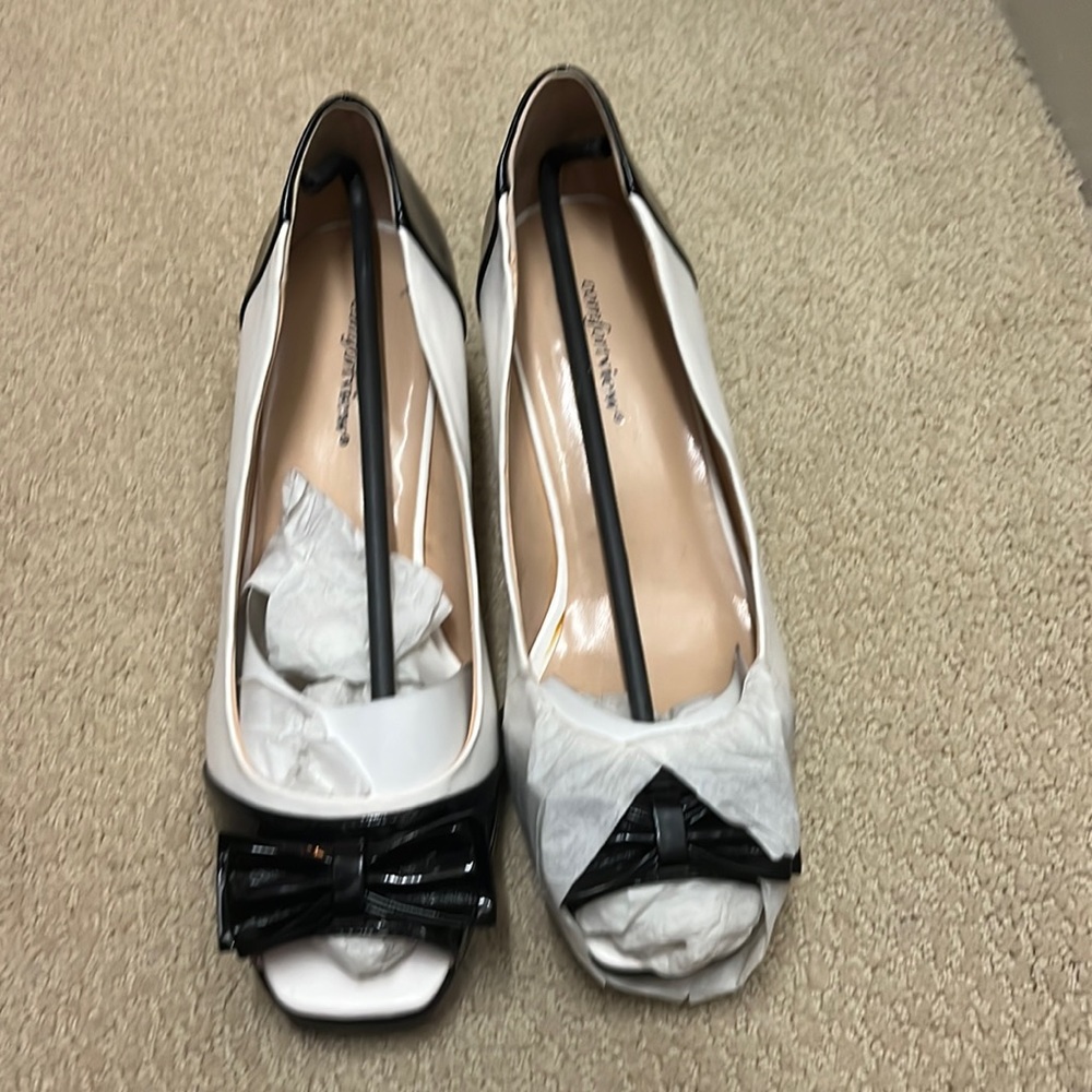 Comfort View White & Black Patent Leather Peep Toe Pumps w/ Bow 8 w